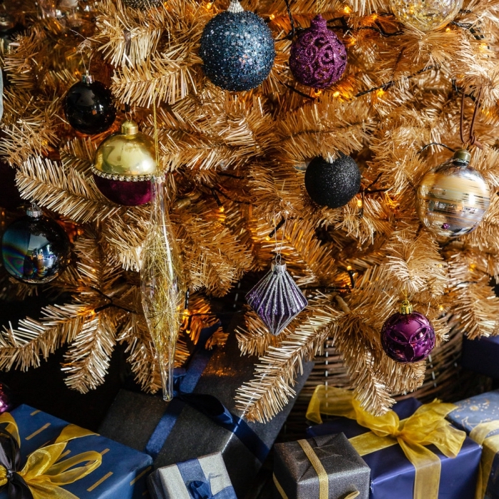 deco de noel a faire soi meme pour un arbre de Noël artificiel à branches dorées, diy ornement décoré avec peinture paillettée