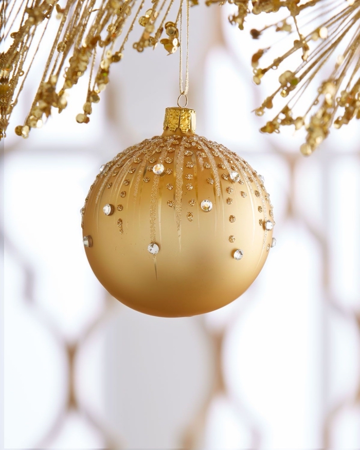 modèle de boule de noel personnalisée avec strass, diy ornement à peinture dorée avec décorations en strass