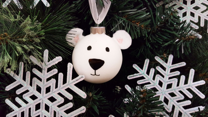 idée deco noel a fabriquer, modèle de boule de Noël personnalisée en forme de tête d'ours avec oreilles en coton