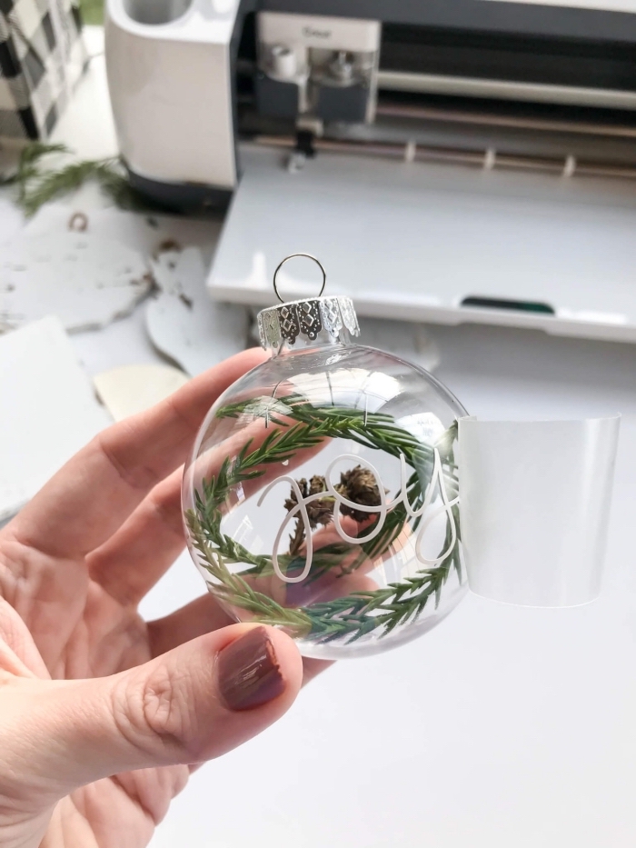 decoration noel a faire soi meme de style minimaliste, exemple comment remplir une boule en verre avec mini objets minimaliste