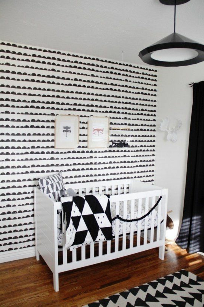 papier-peint-noir-et-blanc-pour-la-chambre-d-enfant-sol-en-parquet-bois-foncé