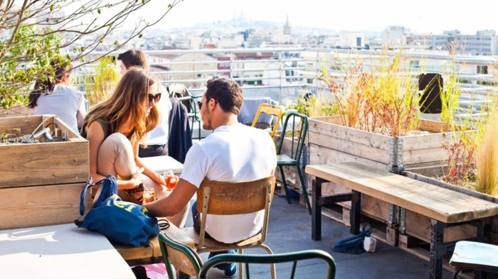 Café moderne avec vue de Montmartre 