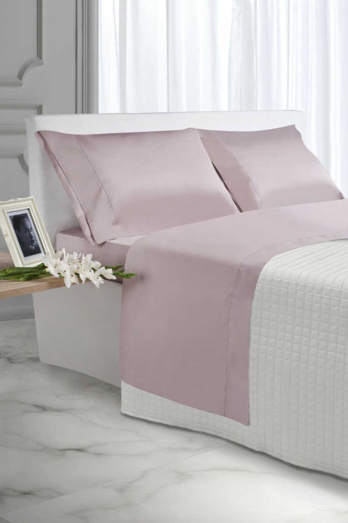 parure-de-lit-bicolore-idée-décoration-chambre-adulte-rose-et-blanc-belle