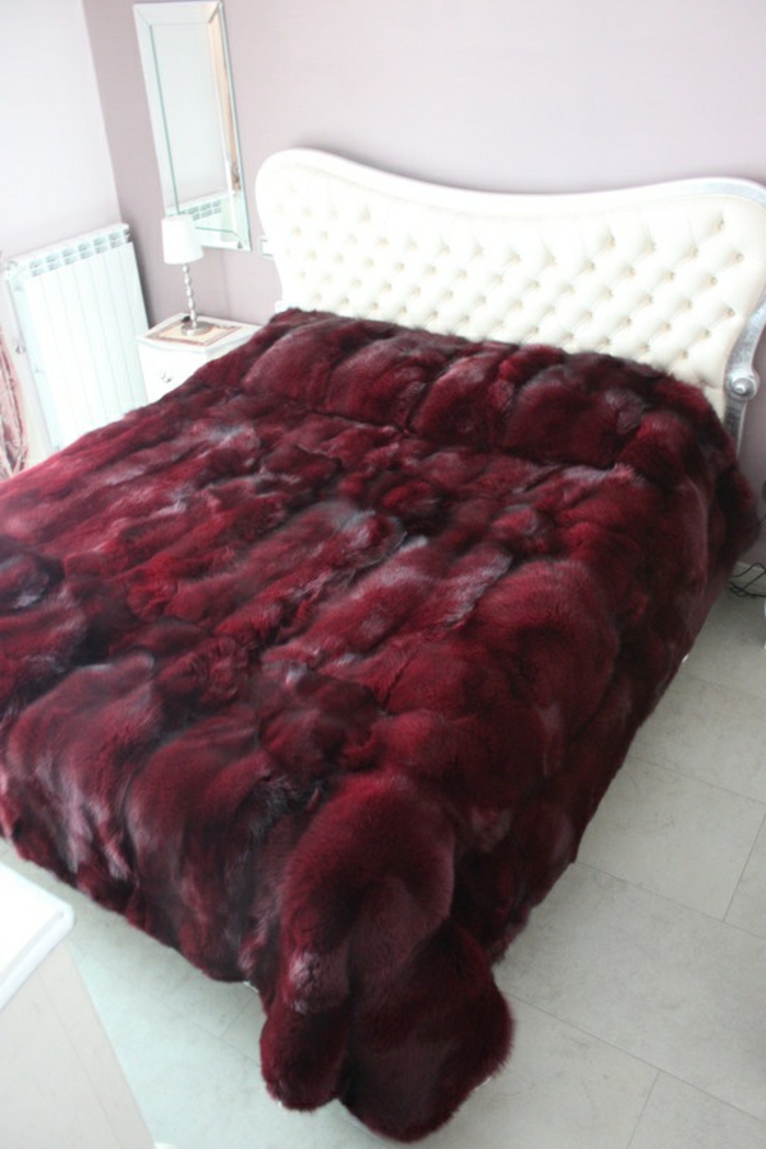 plaid-en-fourrure-pour-choisir-la-meilleure-couverture-de-lit-rouge-lit-balnc-tete-de-lit-en-cuir-blanc