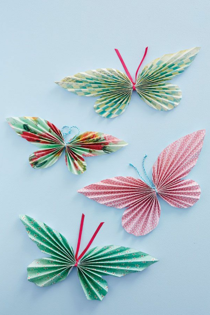 pliage-facile-en-forme-d-origami-papillon-coloré-joli-pliage-origami-rouge-et-vert
