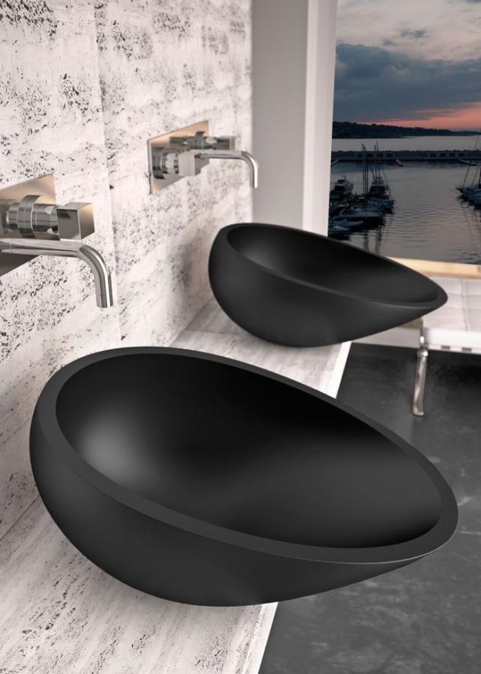 robinet-mural-deux-vasques-élégantes-en-pierre-noire