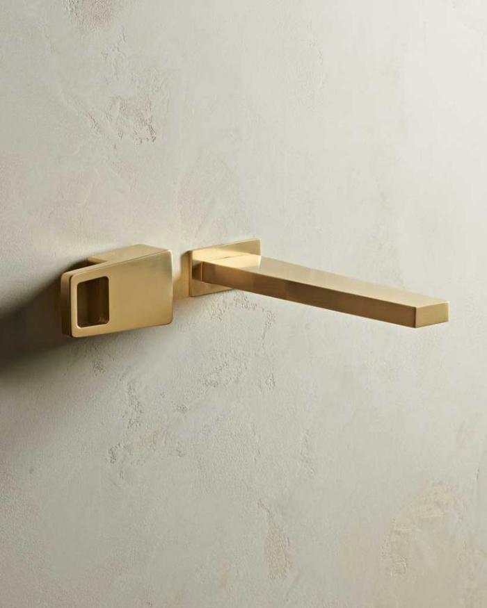 robinet-mural-doré-design-élégant-simlpe-pour-la-salle-de-bain-moderne