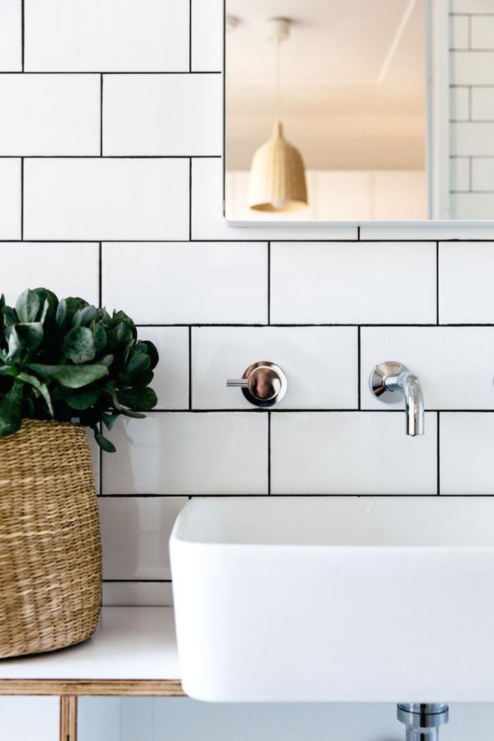robinet-mural-salle-de-bains-déco-blanche-plante-verte-et-belle-lampe