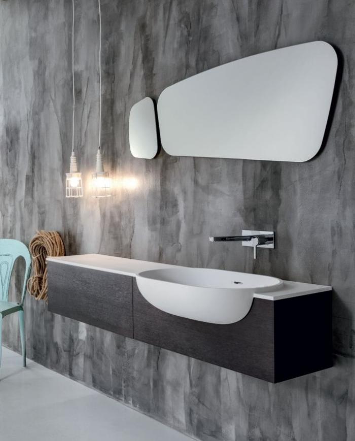 robinet-mural-style-ultra-moderne-mur-gris-miroir-forme-irrégulière