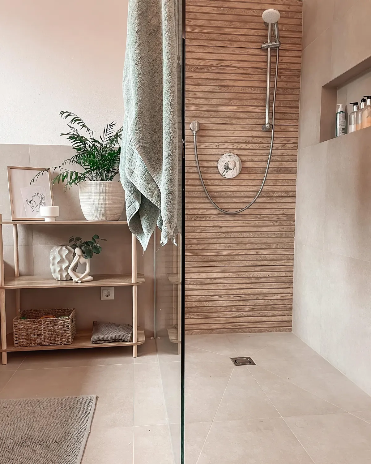 salle de bain avec douche etagere plante qui aime l humidite