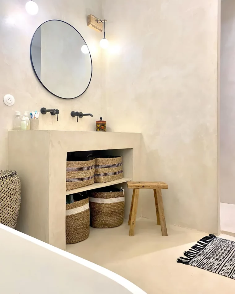 salle de bain beige et bois style mediterraneen