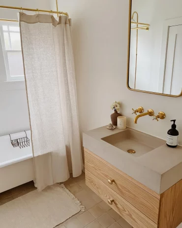 salle de bain beige et bois tendance 2024