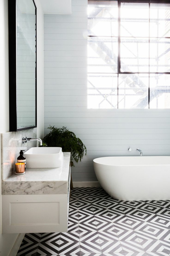 salle-de-bain-en-marbre-et-planchers-en-bois-de-couleur-bleu-ciel-et-baignoire-blanche