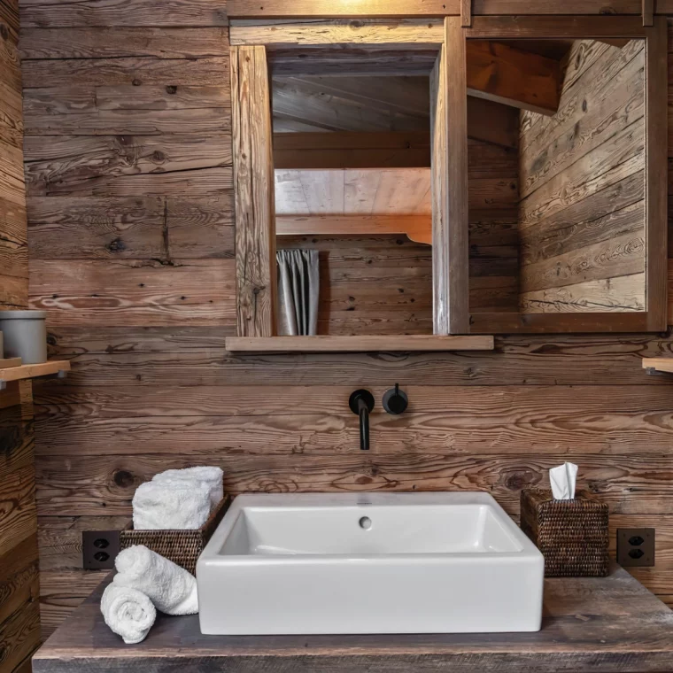 salle de bain rustique chic revetement murs bois miroir rangemen etagere