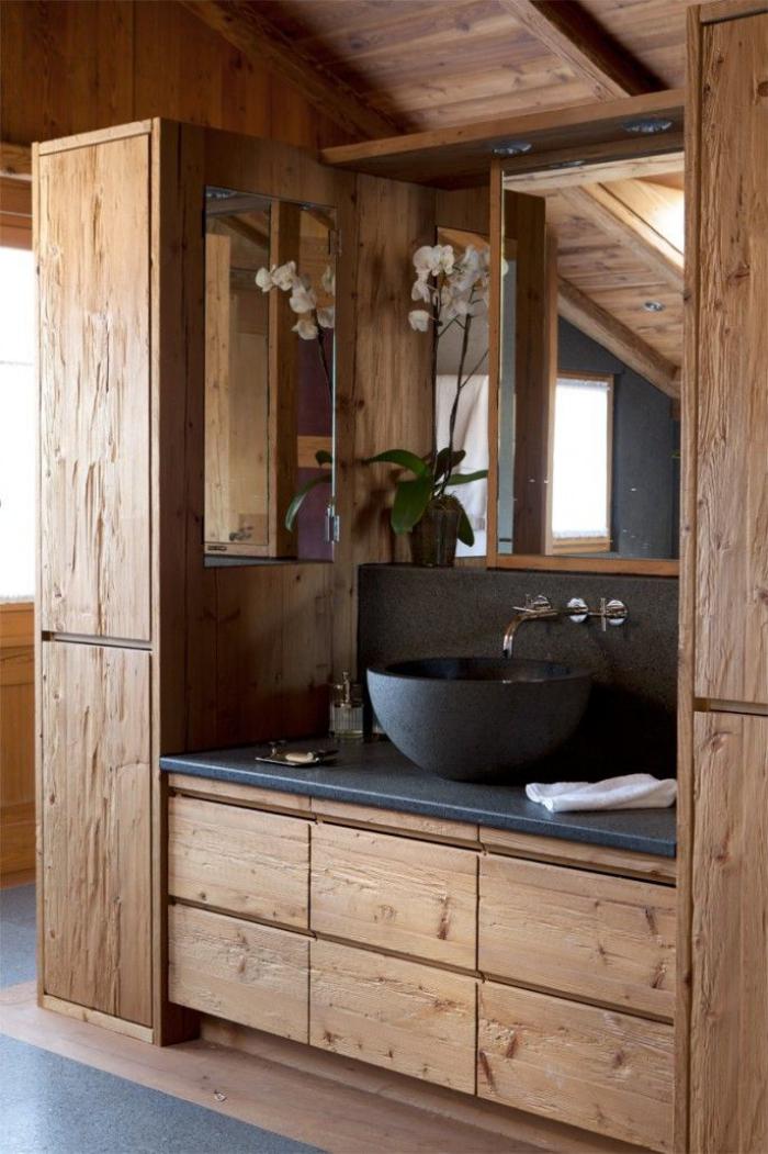 salle-de-bain-rustique-décor-en-bois-et-pierre-noire