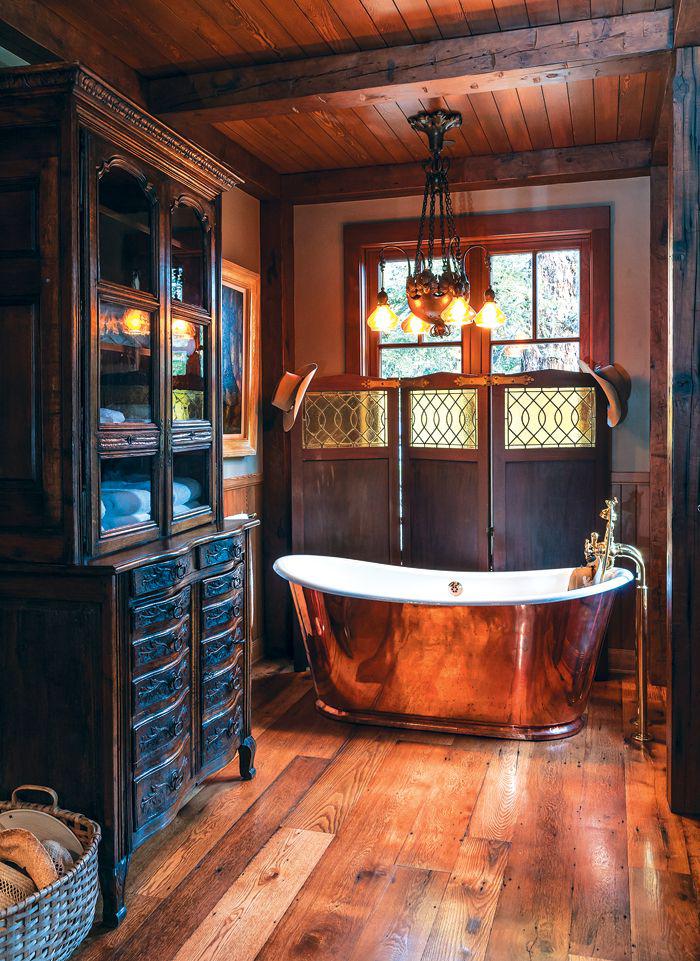 salle-de-bain-rustique-grand-buffet-noir-avec-vitrine-et-baignoire-sabot-en-fonte