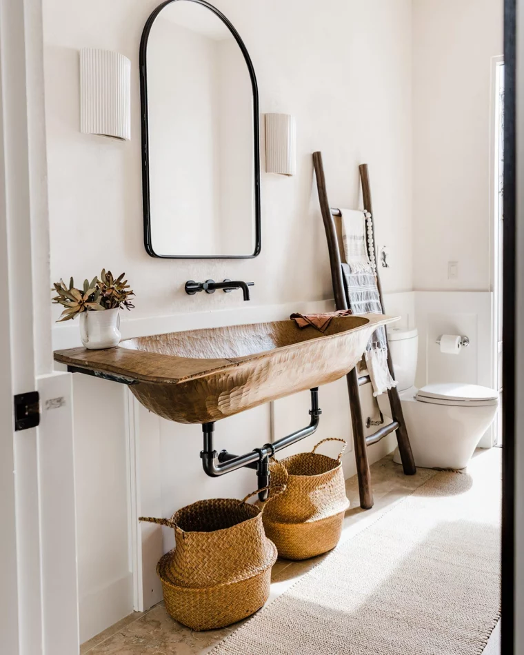 salle de bain rustique moderne miroir noir mat lavabo bois sur mesure