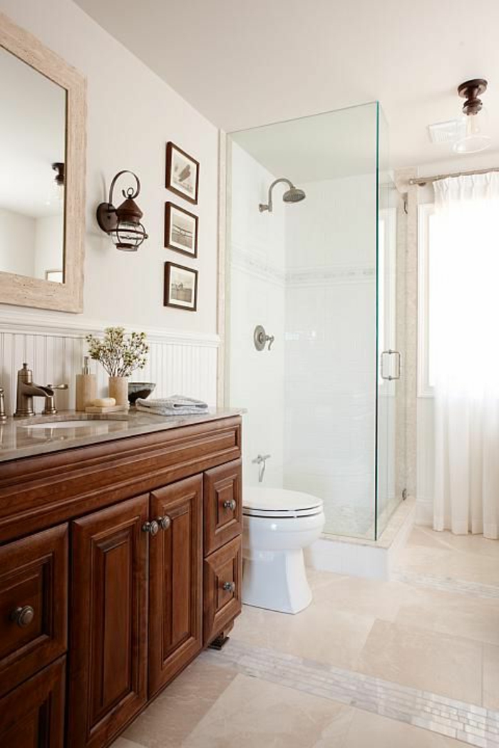 salle-de-bain-travertin-avec-carrelage-beige-blanc-et-meubles-en-bois-foncé-et-fleurs