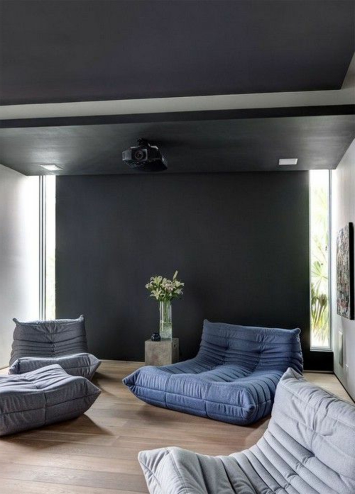 salon-avec-chauffeuse-conforama-gris-et-bleu-plafond-gris-foncé-sol-en-parquet-clair