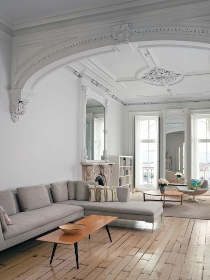 salon-avec-parquet-clair-et-interieur-d-esprit-baroque-moulures-decoratives-avec-corniche-plafond