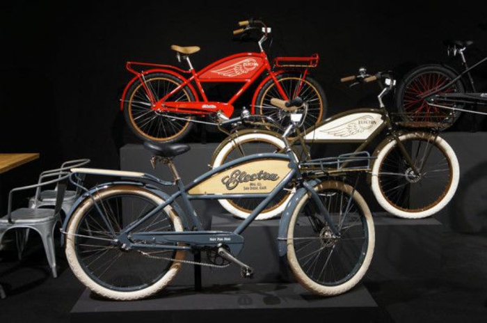scooter-motor-vintage-vespa-primavera-ville-pure-beau-vélo-rétro