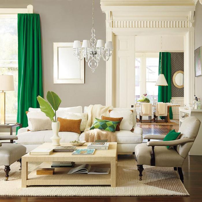 table-de-salon-carrée-bois-clair-déco-blanc-et-beige-et-rideaux-verts