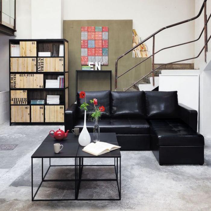 table-de-salon-carrée-escalier-industriel-sofa-noir-sectionnel