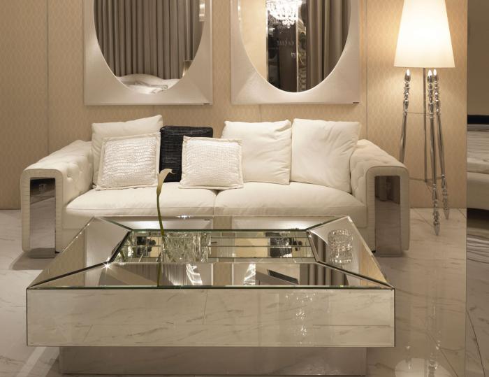 table-de-salon-carrée-élégante-ambiance-claire-et-lampe-tripode