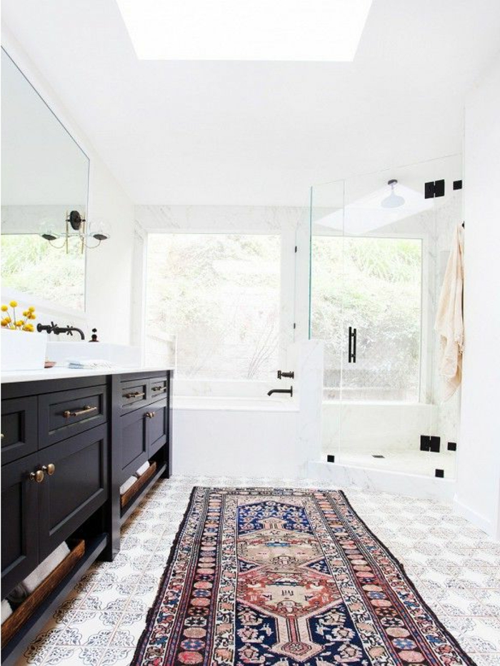 tapis-berbere-kilim-pas-cher-pour-la-salle-de-bain-blanche-avec-meubles-en-bois-noir