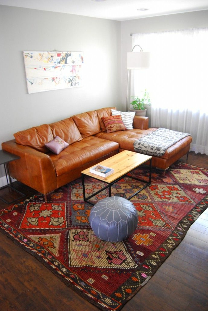 tapis-berbere-kilim-pas-cher-pour-le-salon-moderne-murs-gris-et-plafond-blanc-decoration-pour-le-salon