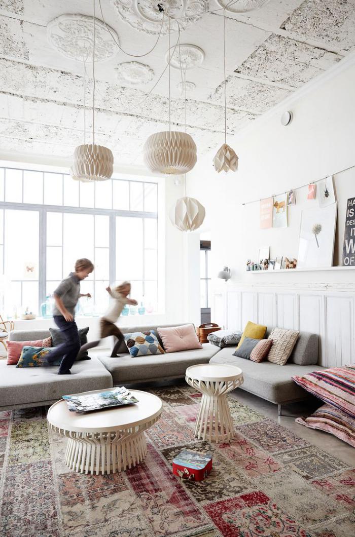 tapis-patchwork-et-sofa-gris-composable-intérieur-à-haut-plafond