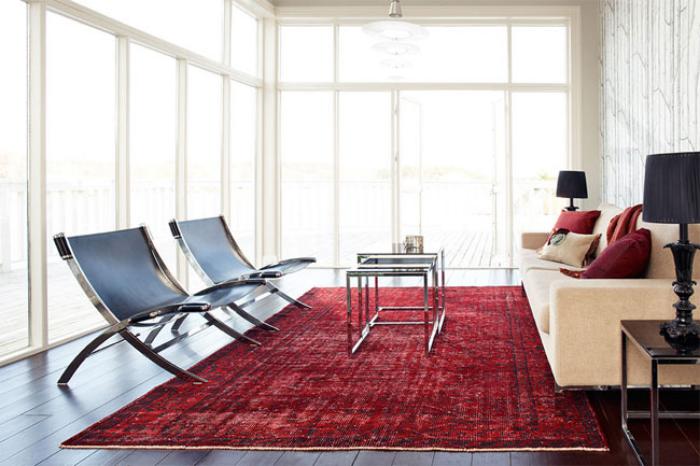 tapis-patchwork-rouge-salon-épuré-et-simple