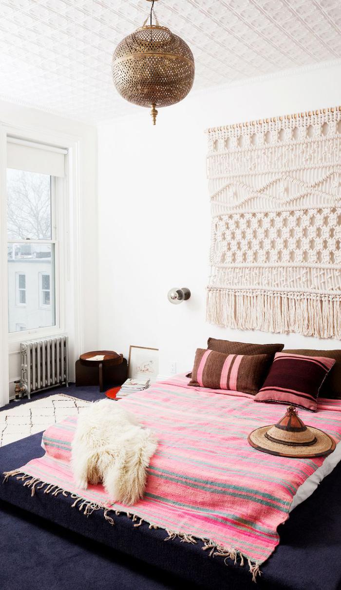 tentures-murales-crochetées-un-couvre-lit-tapis-rose-ethnique