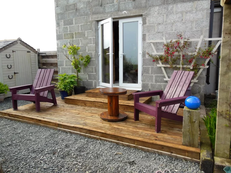 terrasse en palette meubles peinture violette table ronde bois