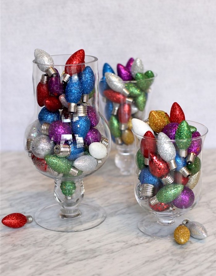 vase de verre décoré d ampoules électriques colorés et pailletées, deco de noel a faire soi meme avec recup