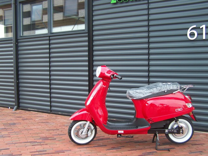 vintage-scooter-vespa-occasion-idée-écologique-beau-en-rouge