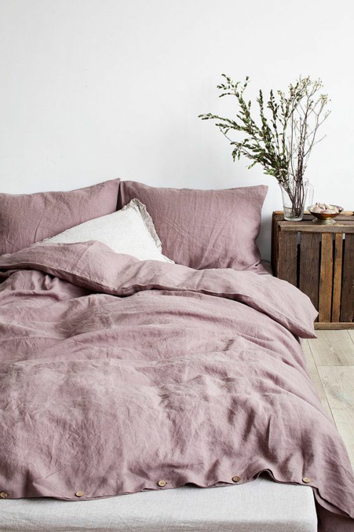 violet-clair-chambre-mauve-décoration-originale-lit-rose-pale