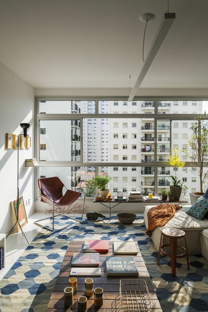 0-appartement-style-loft-avec-st-maclou-tapis-tapis-roche-bobois-beige-bleu-fenetre-grande