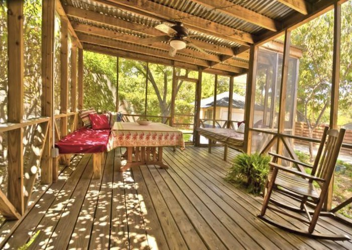 0-bioclimatique-veranda-bioclimatique-terasse-fabricant-veranda-sol-en-bois-clair-beaucoup-de-lumière