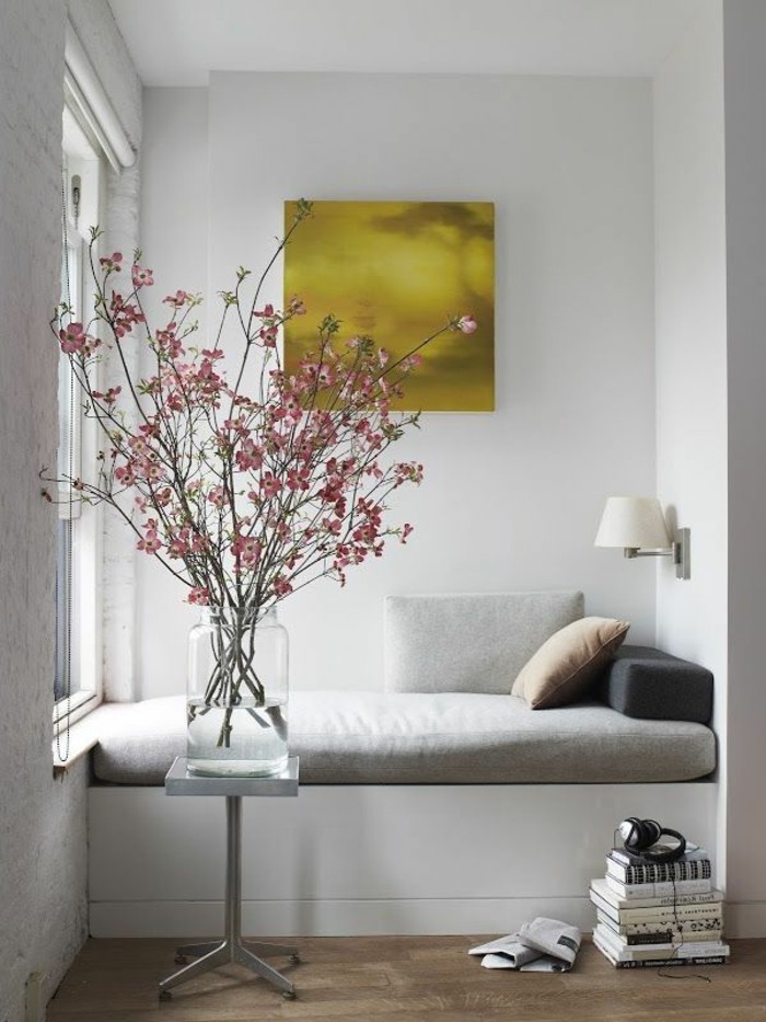 0-idee-deco-salon-ambiance-zen-chambre-adulte-zen-mur blanc-arbre-avec-fleurs-roses