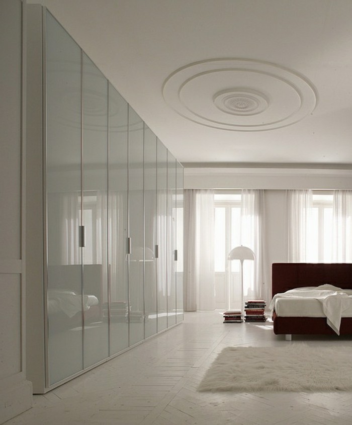 0-les-meilleures-portes-de-placard-en-verre-joli-chambre-à_coucher-design-de-couleur-blanche