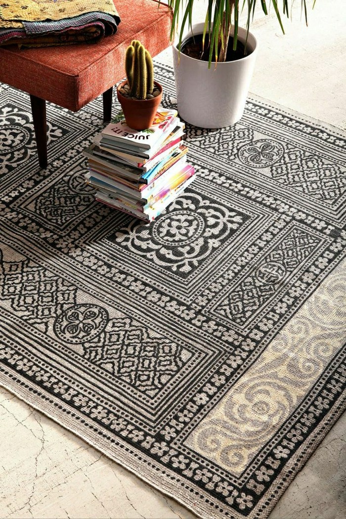 0-tapis-design-tapis-saint-maclou-blanc-noir-sur-le-sol-en-beton-ciré-plante-verte-d-intérieur - Copy