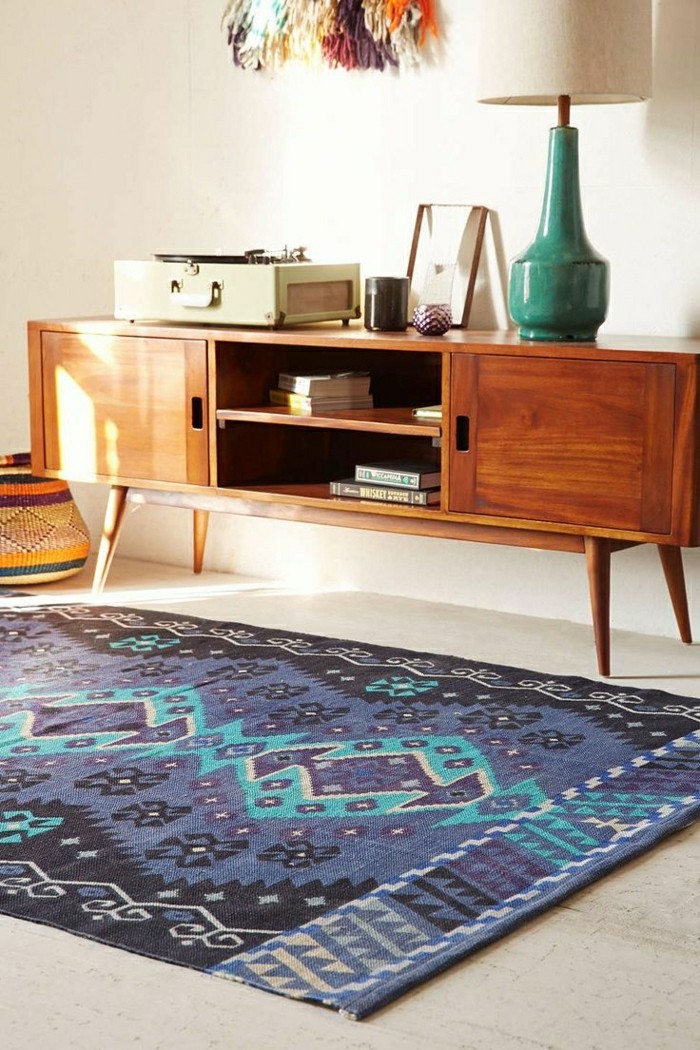 0-tapis-design-tapis-saint-maclou-de-couleur-bleu-foncé-meuble-en-bois-clair