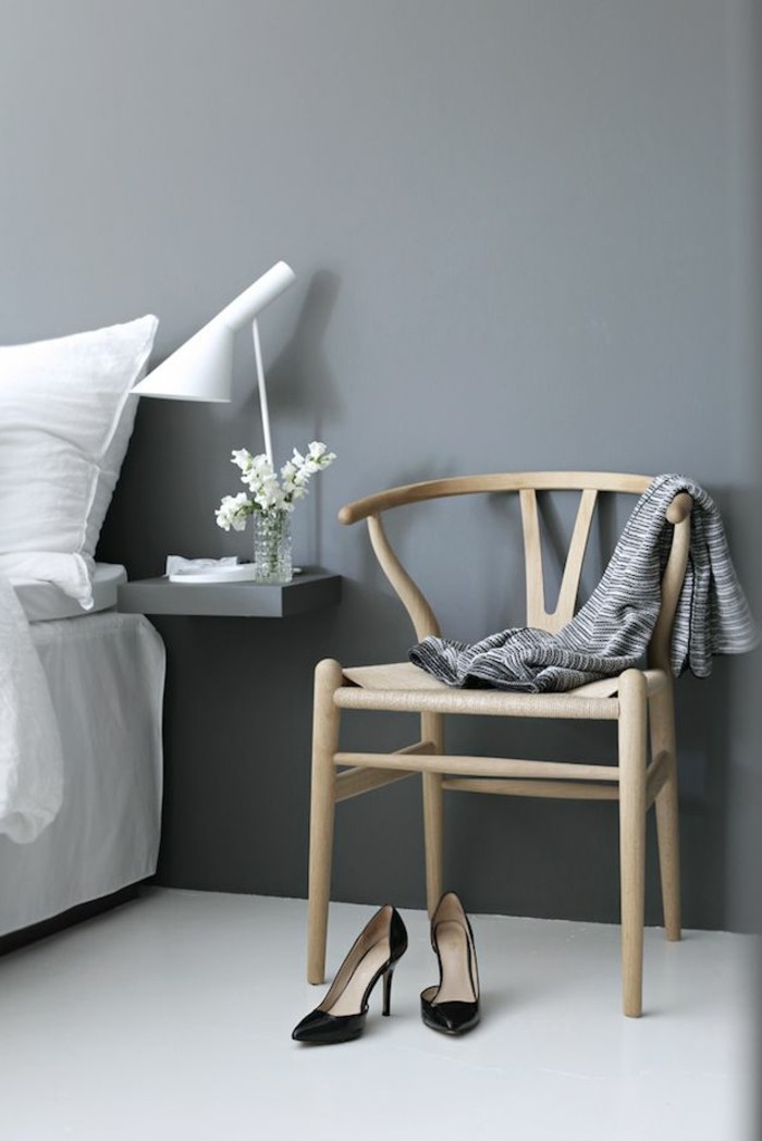 00-chambre-a-coucher-avec-meuble-suedois-meubles-scandinaves-murs-gris-chaise-en-bois-clair