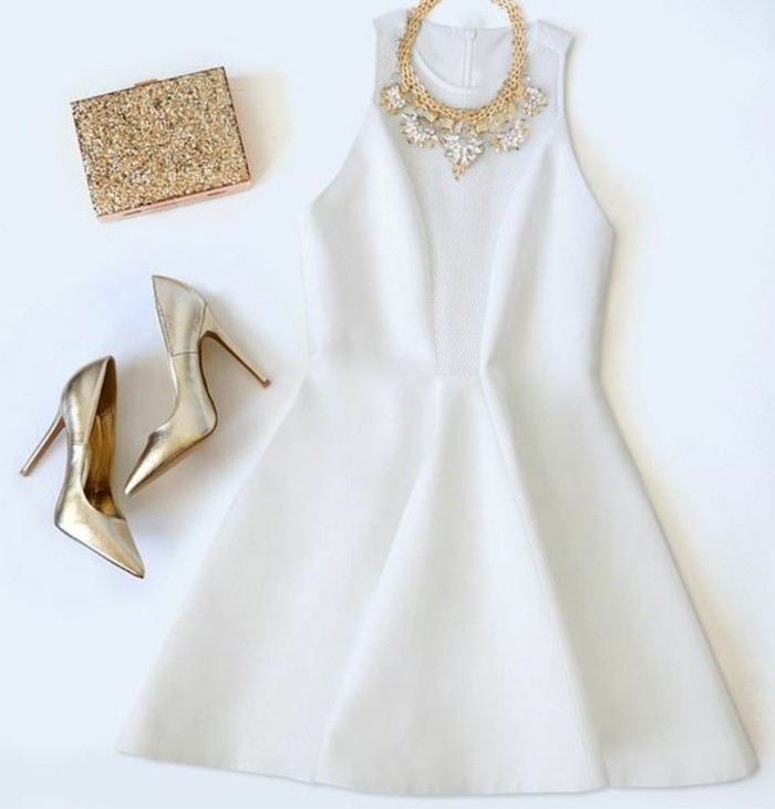 00-robe-habillée-pas-cher-robe-de-soire-blanche-avec-talons-en-or-petit-sac-a-dos-en-or