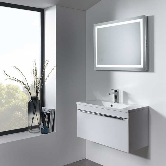 00-salle-de-bain-avec-murs-blancs-gris-et-fenetre-grande-miroir-éclairant-salle-de-bain-miroir-leroy-merlin