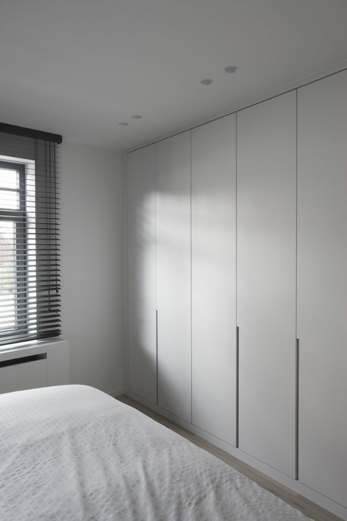 1-joli-design-de-placard-amenagement-de-placard-gris-portes-de-placard-chambre-a-coucher-elegante