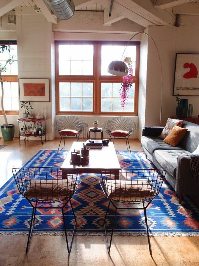 1-joli-salon-avec-tapis-design-tapis-saint-maclou-de-couleur-bleu-foncé-chaise-en-fer-forgé
