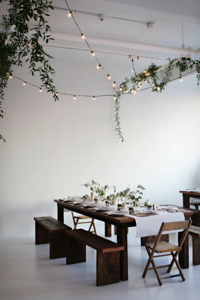 1-jolie-decoration-de-noel-guirlandes-lumineuses-guirlande-noel-murs-blancs-table-en-bois-foncé