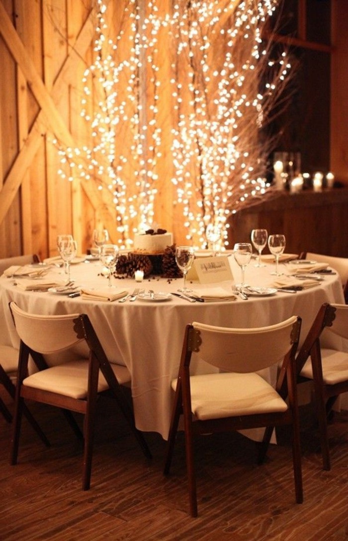 1-jolie-decoration-de-noel-pour-la-table-dans-la-salle-de-sejour-moderne-chaises-beiges